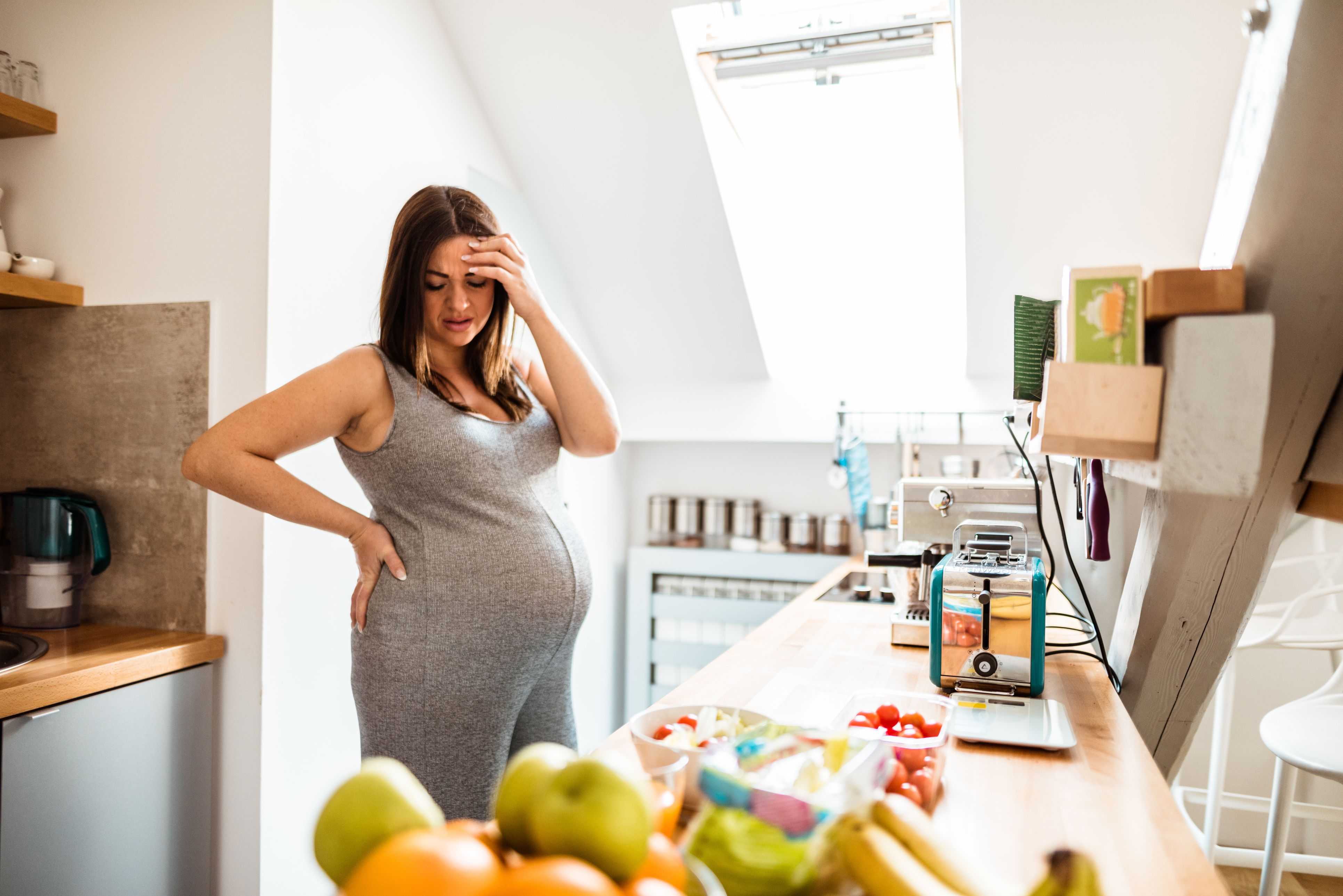 В декрете беременная сучка регулярно светит большими дойками