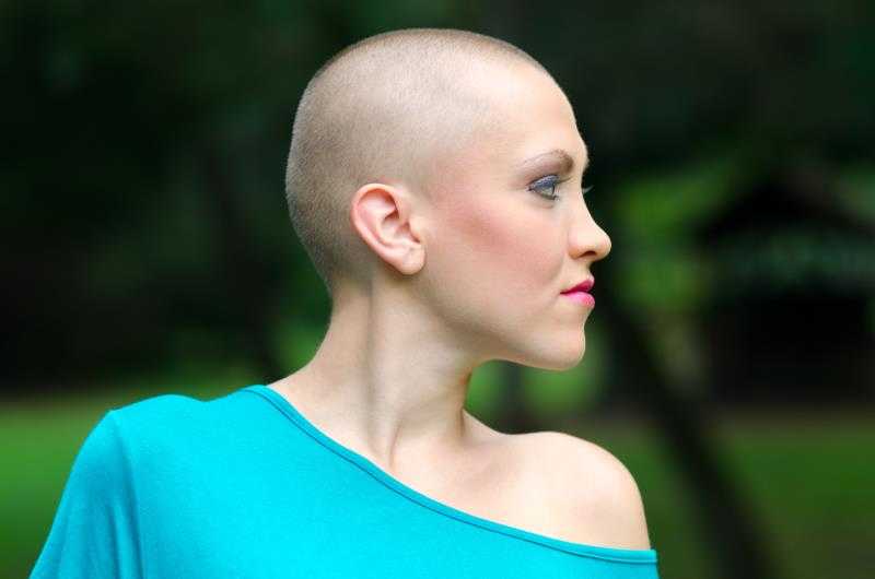 Выпадение волос при химиотерапии: почему и что делать