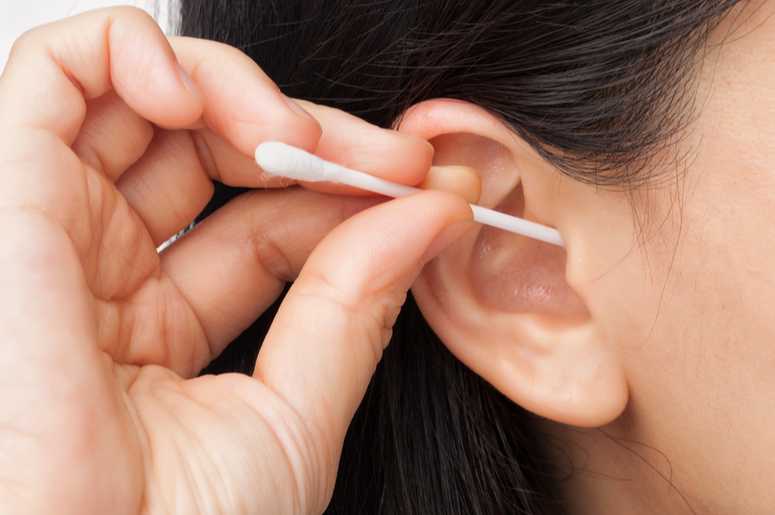 Шелушение и образование корочек в ушах. причины и лечение перхоти и сухой кожи в ушах