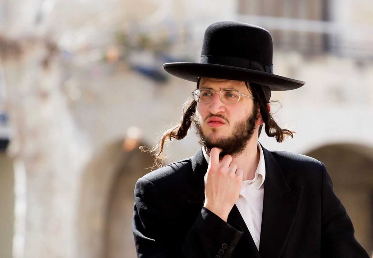 Пейсы у евреев: зачем они нужны, что символизируют, фото женских еврейских причесок, почему иудеи носят черные шляпы, характерные черты стиля в Израиле, современные варианты укладок и стрижек
