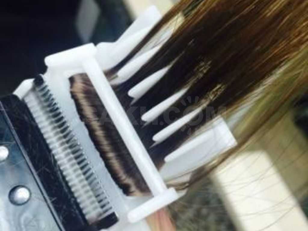 Как подровнять волосы дома самой себе ровно девушке. видео