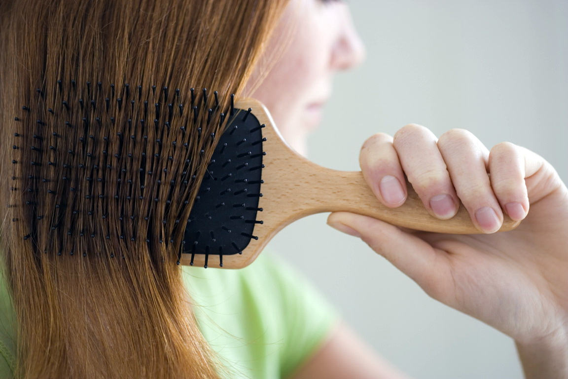 Как расчёсывать волосы девушке