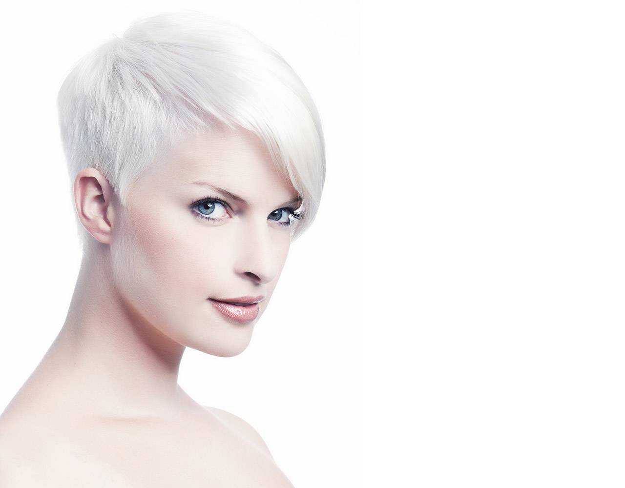 Short white hair. Стрижки ассиметричные на короткие. Короткая асимметричная стрижка женская. Короткие ассиметричные женские стрижки. Ультракороткие стрижки с длинной челкой.