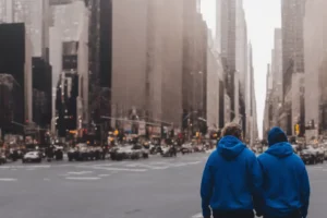 Два человека в одежда Abercrombie Fitch стоят в середине площади Нью Йорка