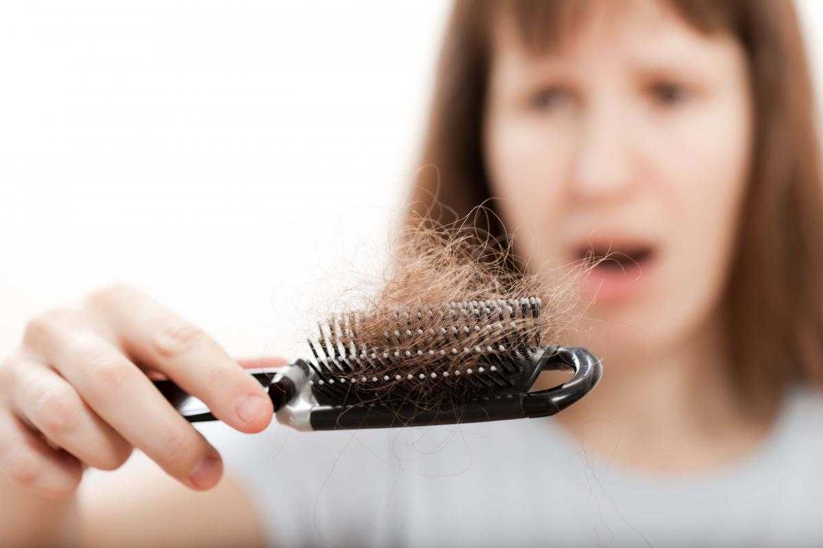 Как и чем лечить выпадающие волосы