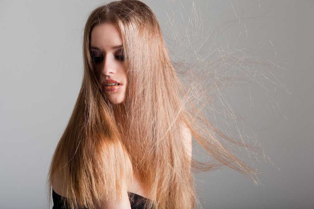 Волосы электризуются – что делать