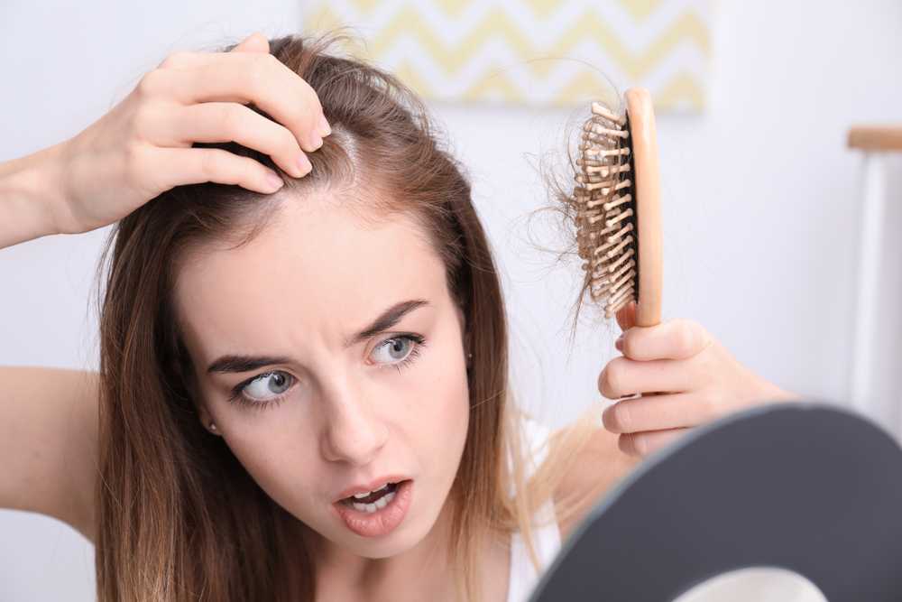 Почему выпадают волосы и как решить эту проблему?
