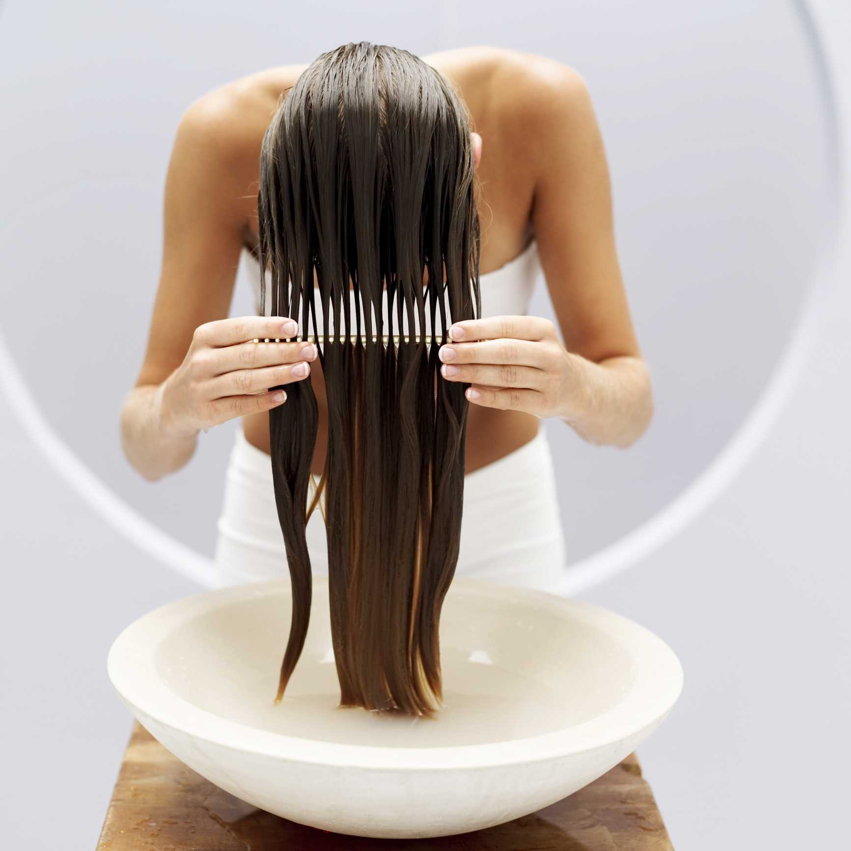 Как правильно наносить уход для волос