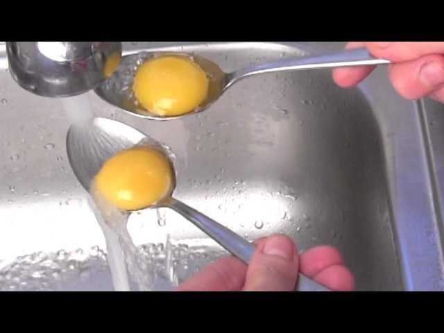 Как мыть волосы яйцом?