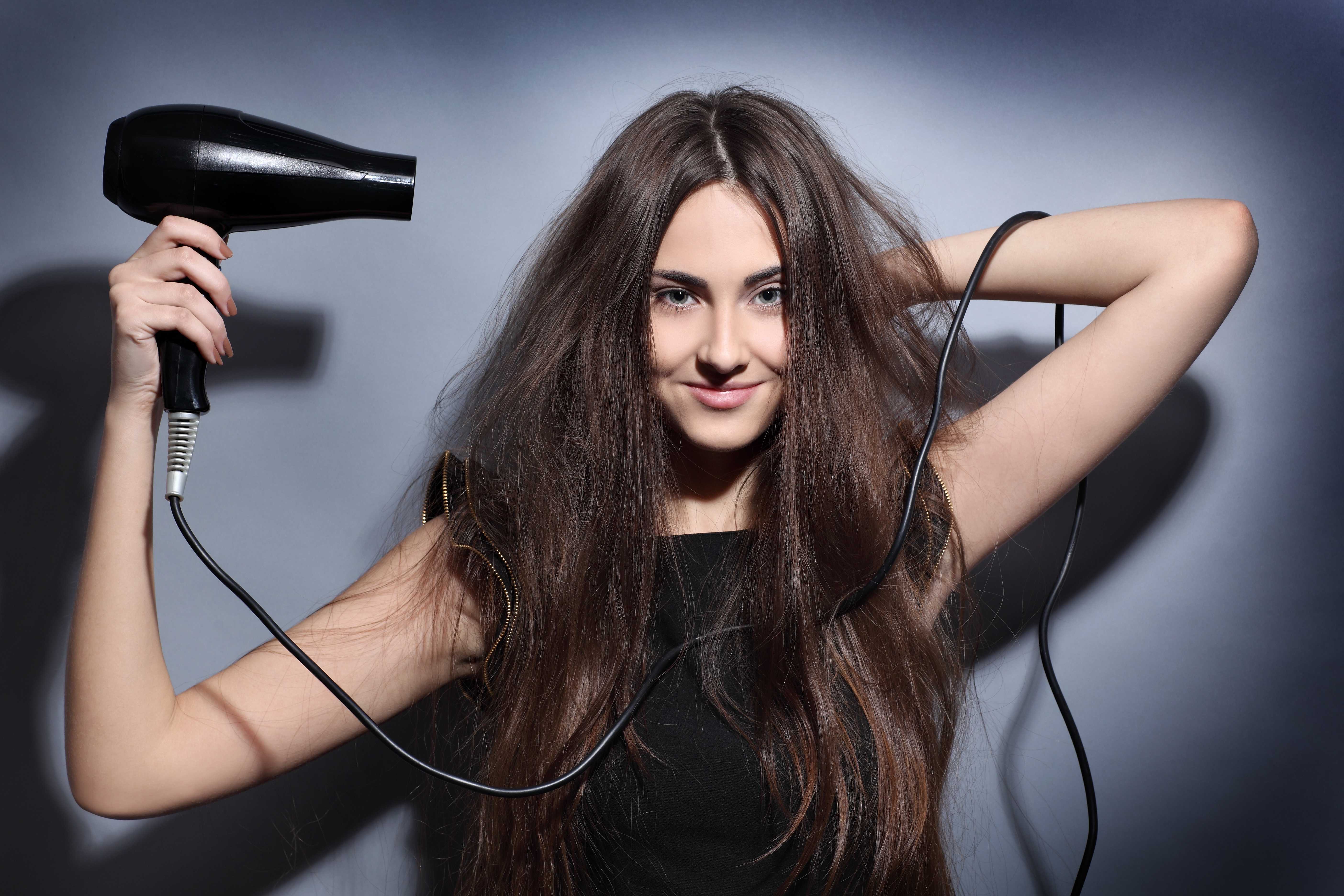 Как полезнее сушить волосы: феном или естественным путем. моем, сушим и расчесываем волосы правильно.