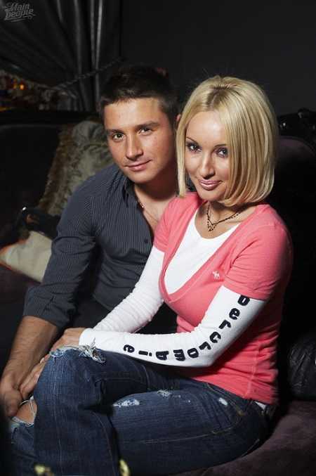Семья лазарева жена. Жена Сергея Лазарева. Семья Сергея Лазарева. Лазарев и его жена.