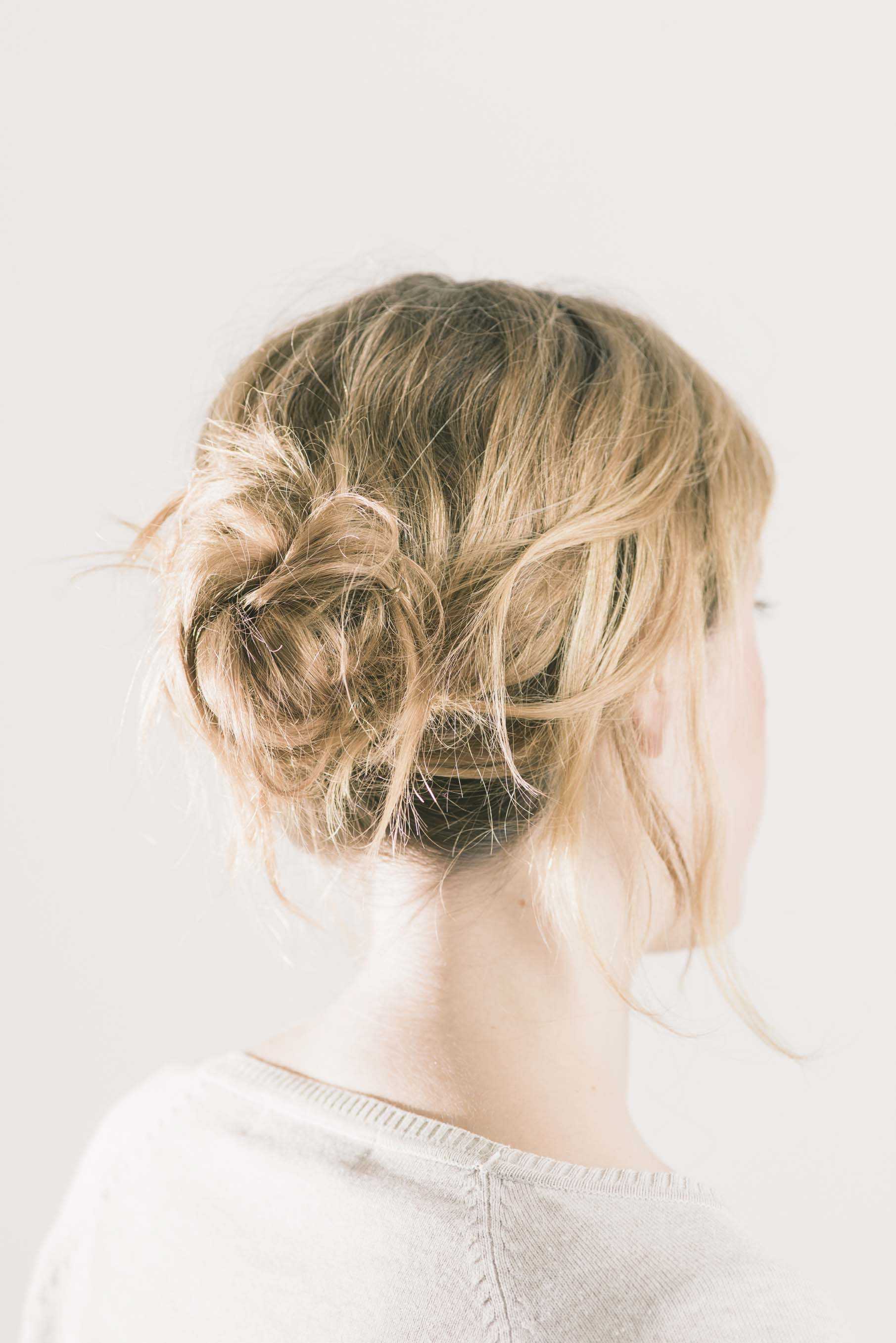 Прическа небрежный пучок из волос: как сделать, фото и видео