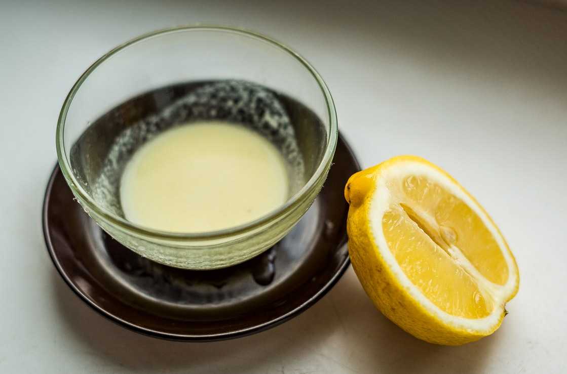 Сок лимона вода корица сода. Маски от морщин с лимоном. Молоко с лимонным соком. Маска из желтка и лимона. Маска для лица с лимоном.