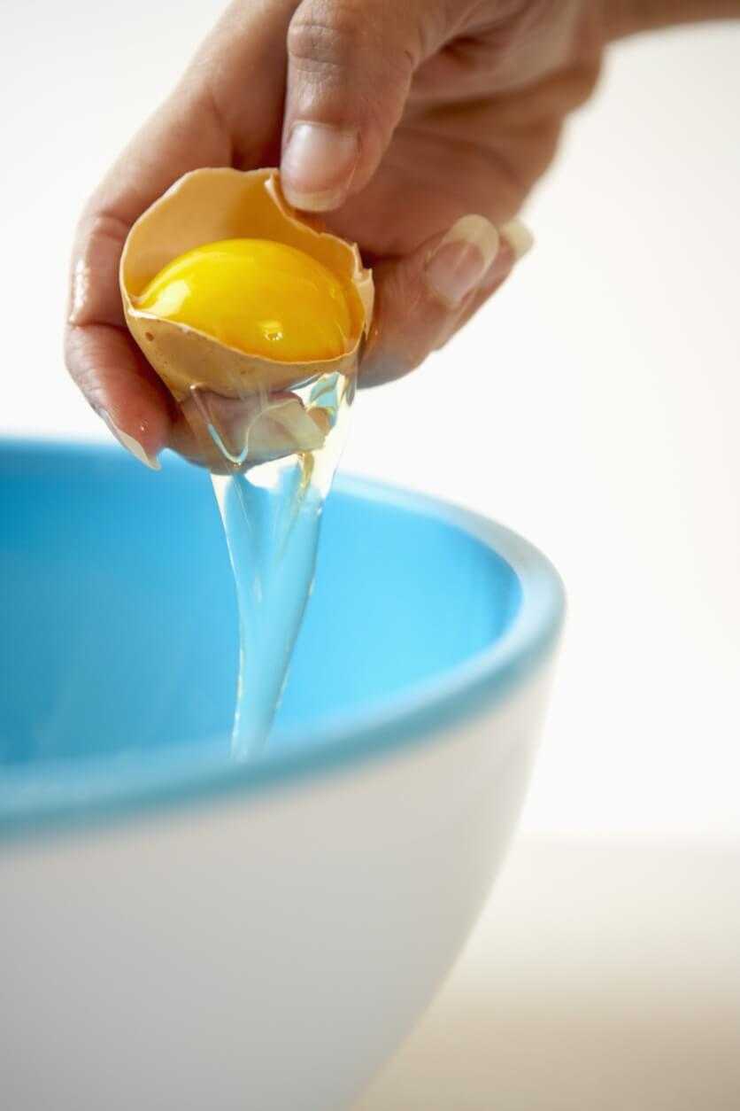 Как правильно мыть голову яйцом