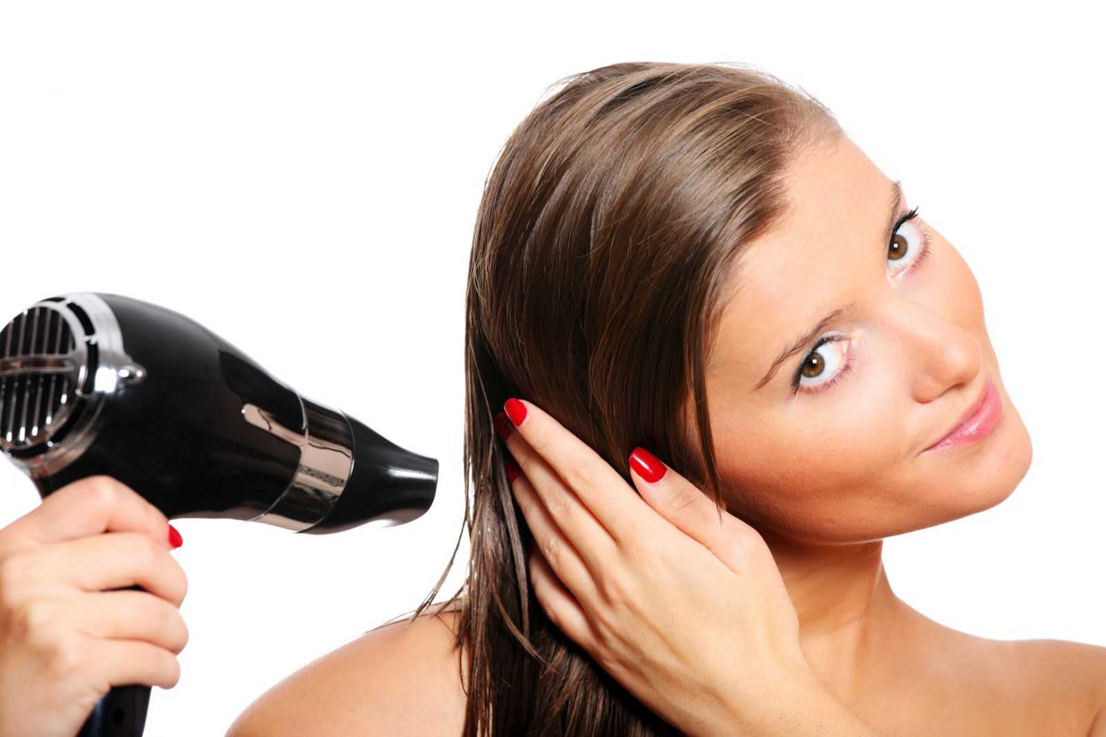 Самые распространенные ошибки: как и почему не надо сушить волосы