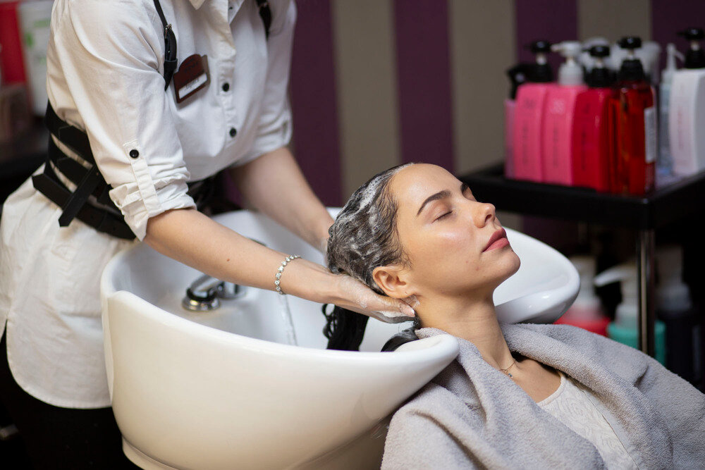 Рассматриваем самые эффективные салонные процедуры для восстановления волос