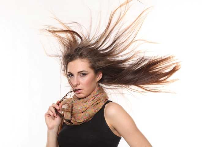 Почему электризуются волосы. что делать, если волосы сильно электризуются