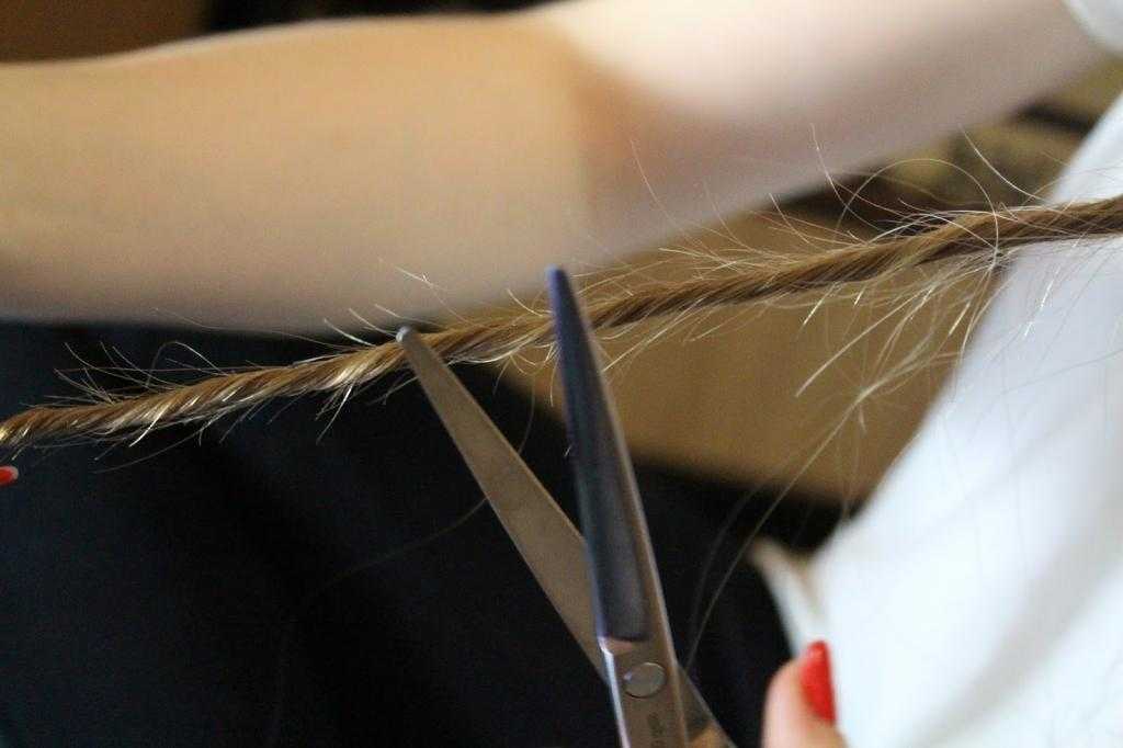 Почему секутся волосы и как их лечить?