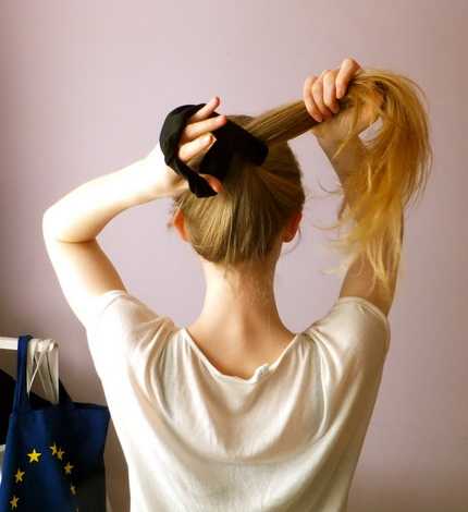 Частое расчесывание и использование резинок плохо влияют на состояние волос: чего еще нужно избегать