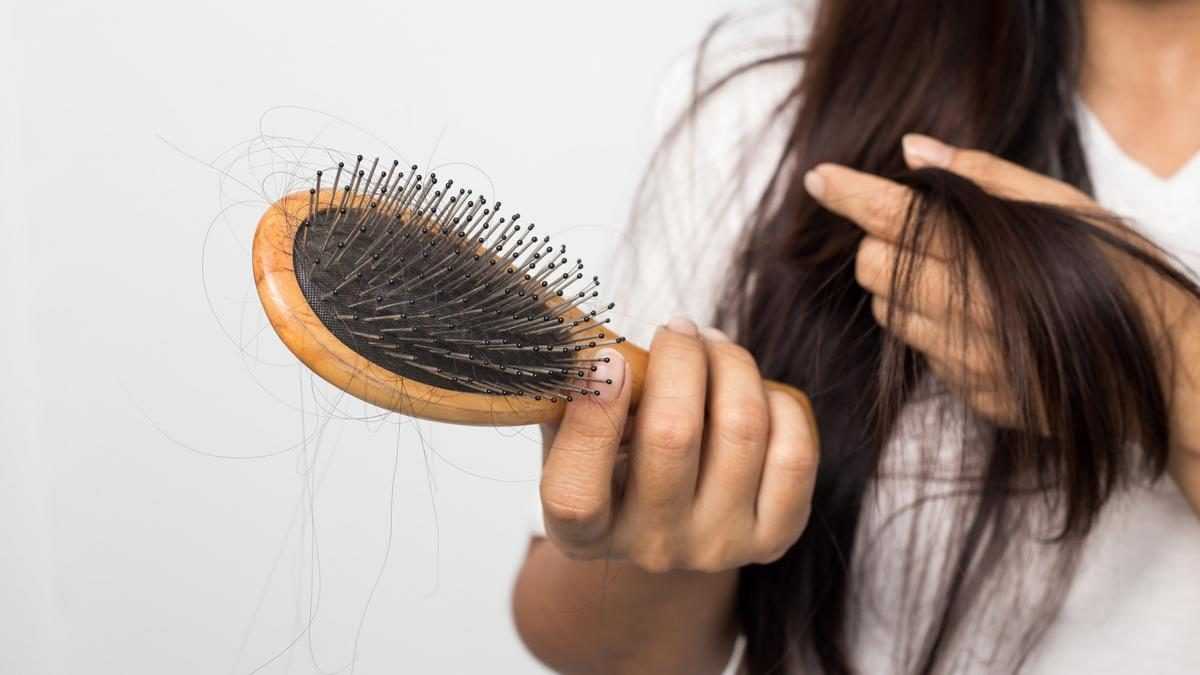 Что делать, если у женщины сильно выпадают волосы
