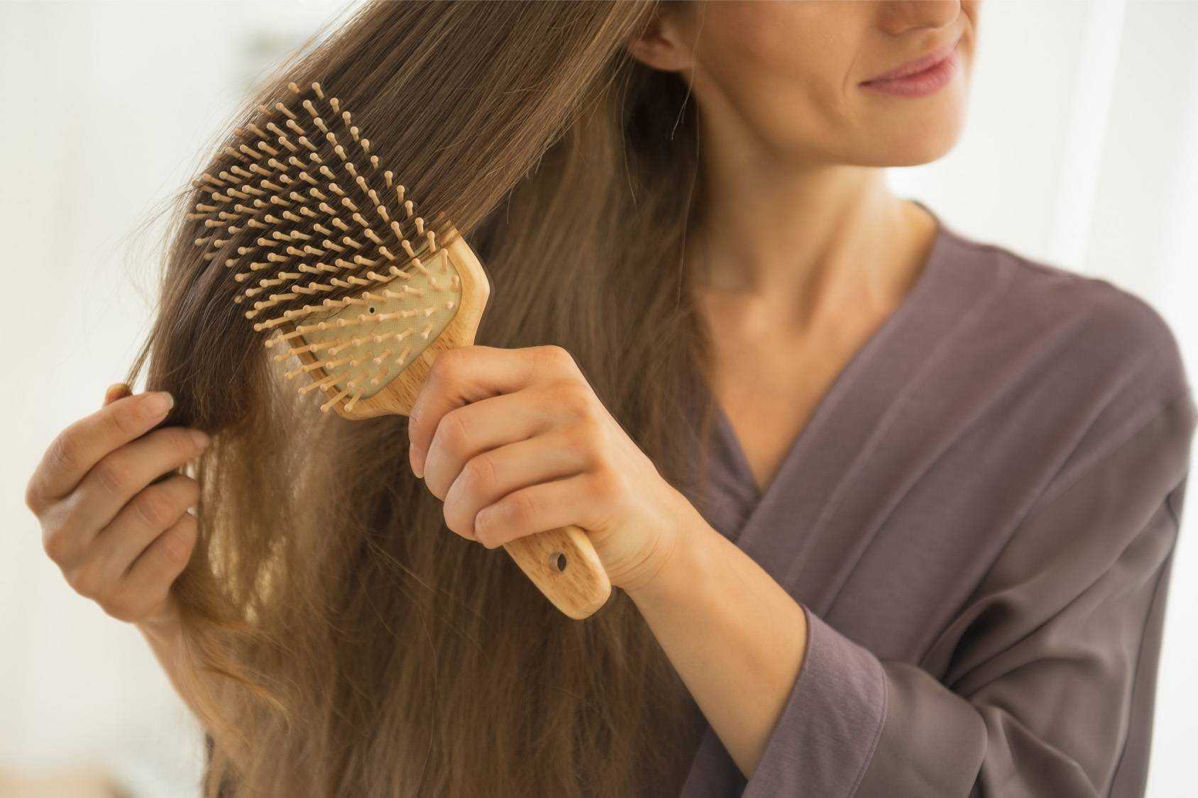 Нужно ли расчесывать волосы перед мытьем. советы по расчесыванию волос