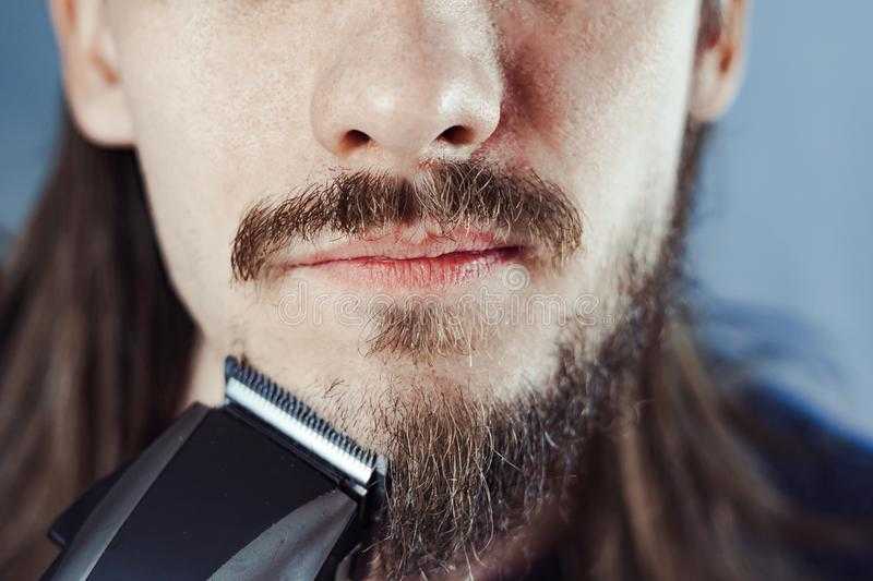 Как правильно брить бороду?
