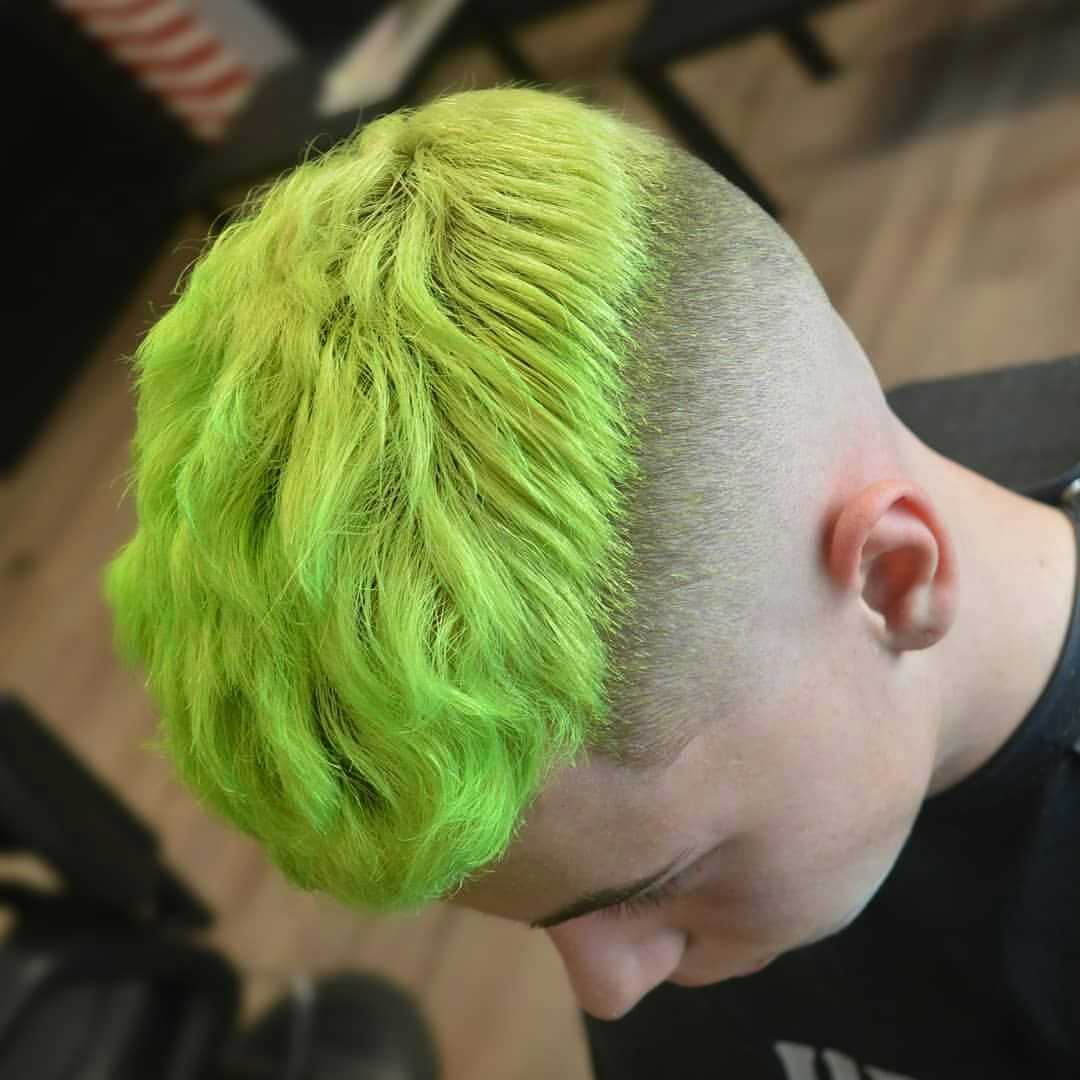 Зеленая затылка. Зелёные волосы у мальчи. Зеленый цвет волос у парней. Мальчик с зелеными волосами. Мужские стрижки с окрашивание в зелёный.