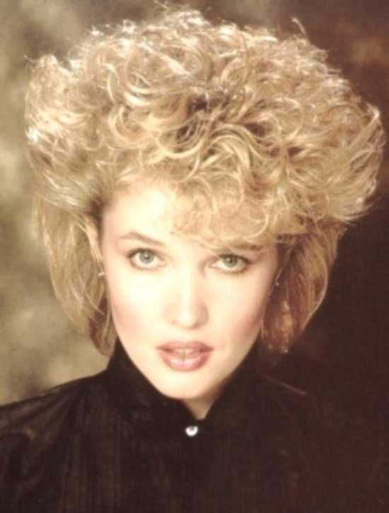 Прически 90-х годов: фото женских стрижек, одежды, макияжа в стиле 1990, как сделать укладку на короткие, длинные и средние волосы, общие рекомендации, современные варианты, советы стилистов, описание времени, звездные примеры