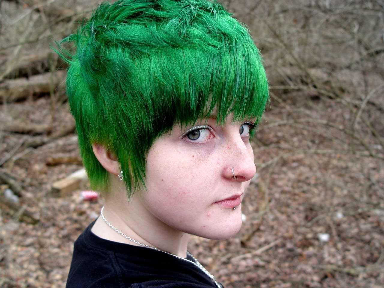 Зеленая затылка. Некоглай зелёный волосы. Девушка с зелеными волосами. Короткая стрижка зеленые волосы.