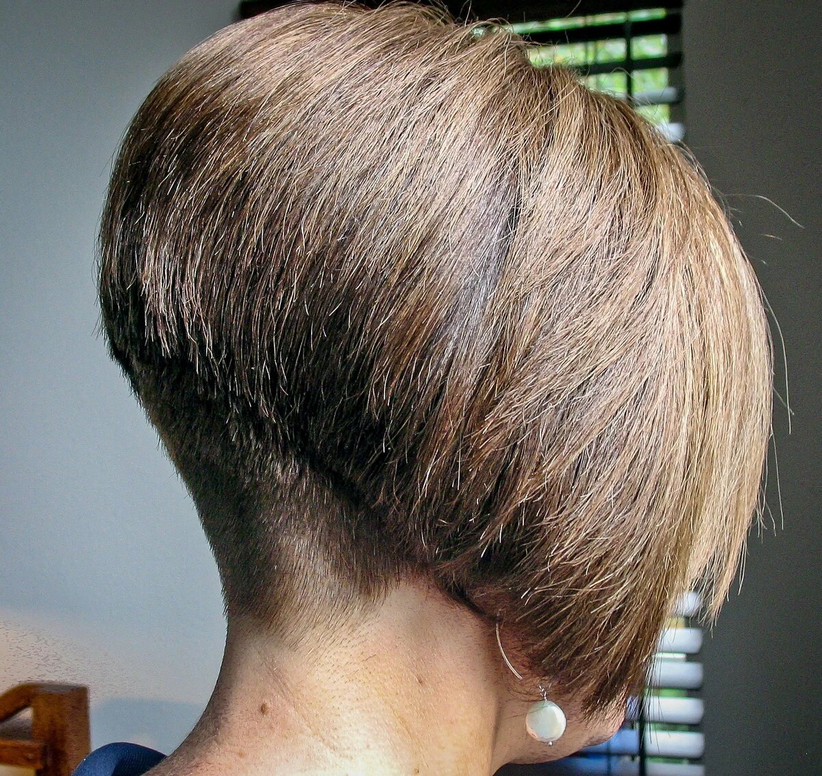 Женская стрижка каре на волосы средней длины
