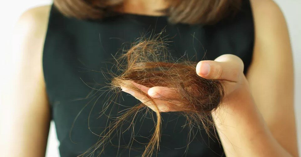 Почему осенью выпадают волосы: причины сильной сезонной алопеции у женщин и мужчин, сколько длится и как укрепить локоны