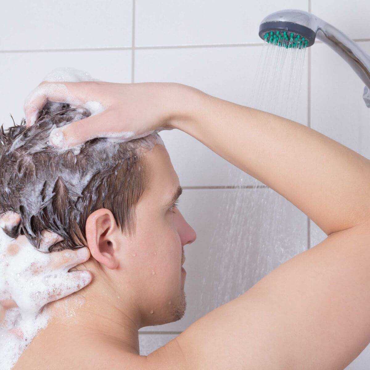 Мужчина моет волосы. Мытье волос. Мытье головы мужское. Сухое мытье волос. Мытьё и укладка мужских волос.