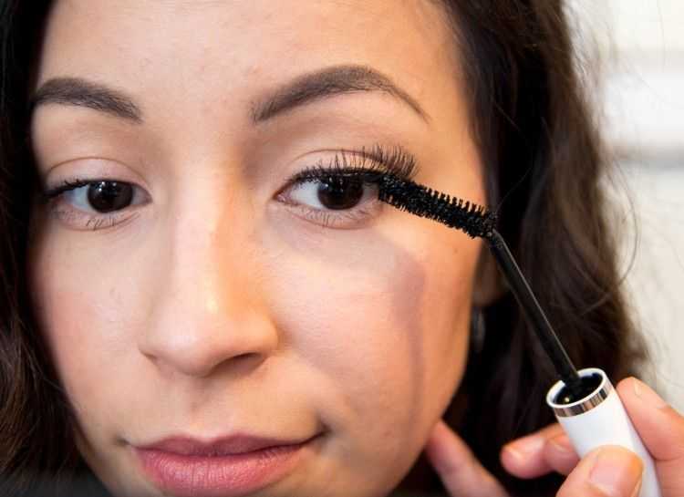 Возможен ли завершенный макияж без туши: чем можно заменить продукт