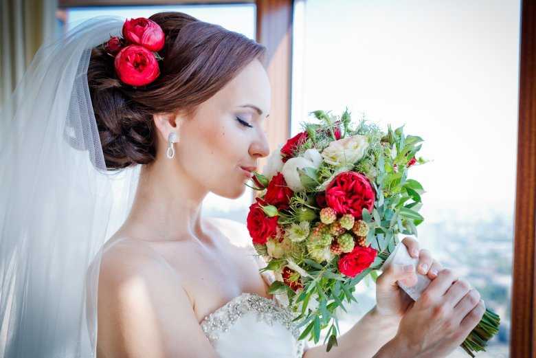 Роскошные свадебные прически в 2020 году: превосходные фото идеи для современных невест