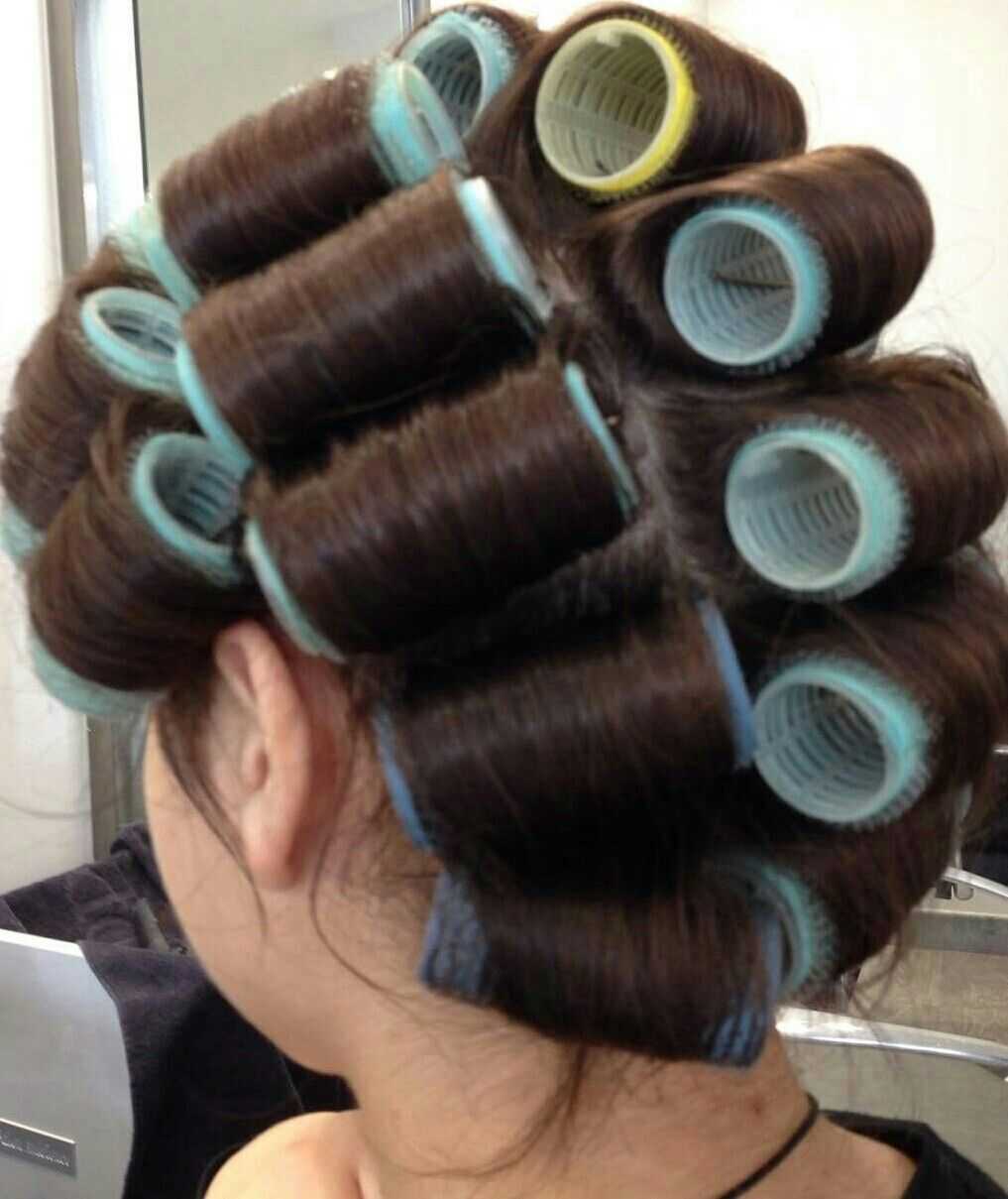 Как накрутить волосы на бигуди-липучки: пошаговая инструкция выполнения укладки, необходимые аксессуары и советы парикмахеров