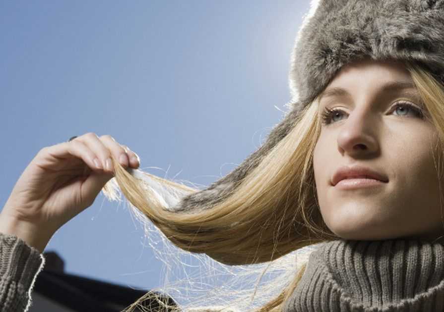 Волосы под шапкой теряют объем: что делать?