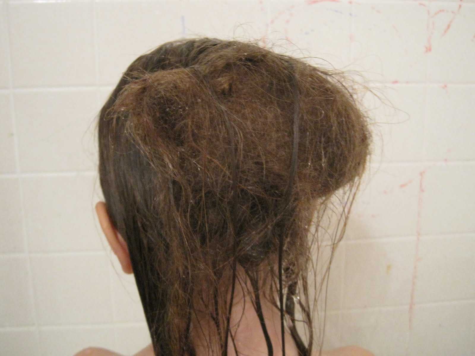 При мытье головы выпадает много волос. Спутанные волосы. Грязные волосы.