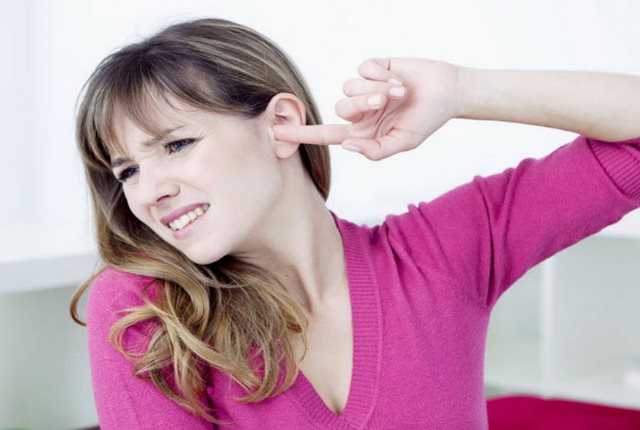 Ухо болит чешется и в раковине короста. причины и лечение народными средствами зуда в ушах