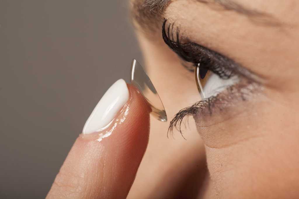 7 правил макияжа для тех, кто носит контактные линзы