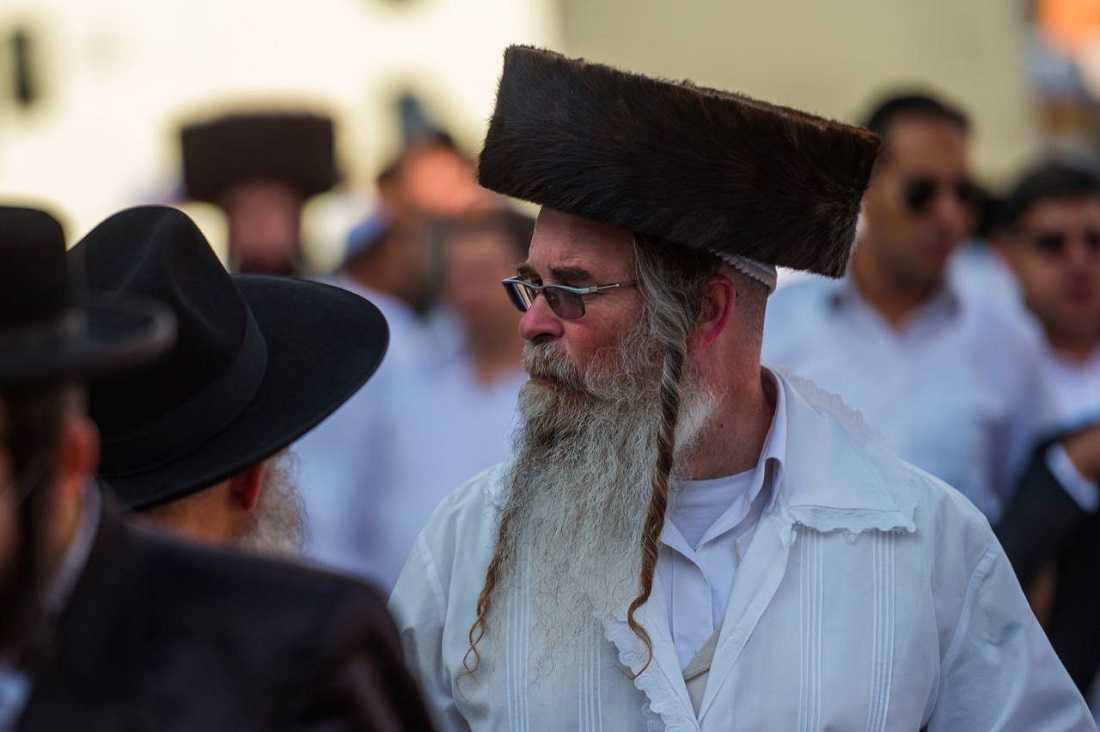 Пейсы и шляпы: что, как и зачем носят их евреи. популярные еврейские прически в разном исполнении: почему нужны пейсы, как их правильно вписать в прическу. можно ли сделать укладку, как у иудеев самостоятельно. плюсы и минусы, фото.