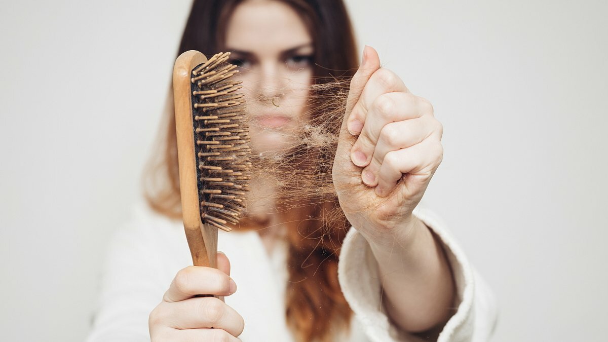 Почему осенью выпадают волосы: причины сильной сезонной алопеции у женщин и мужчин, сколько длится и как укрепить локоны