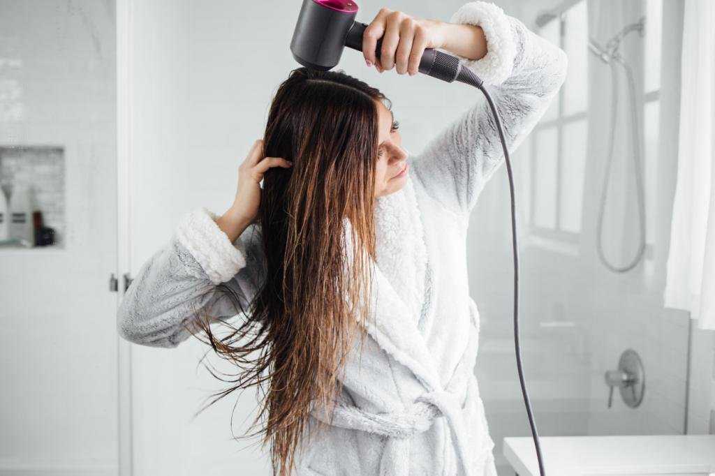 Как девушке быстро высушить волосы