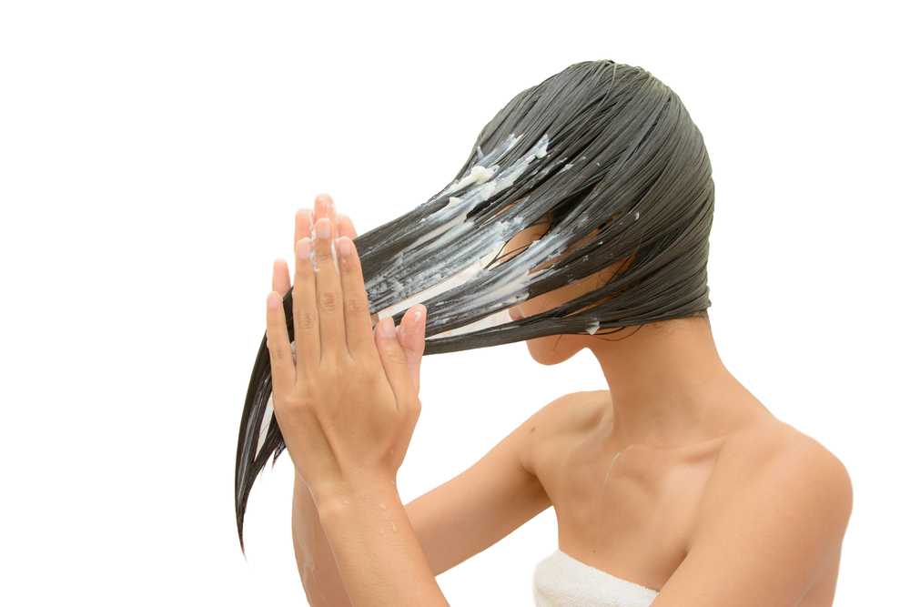 На сухие или мокрые волосы наносить маску