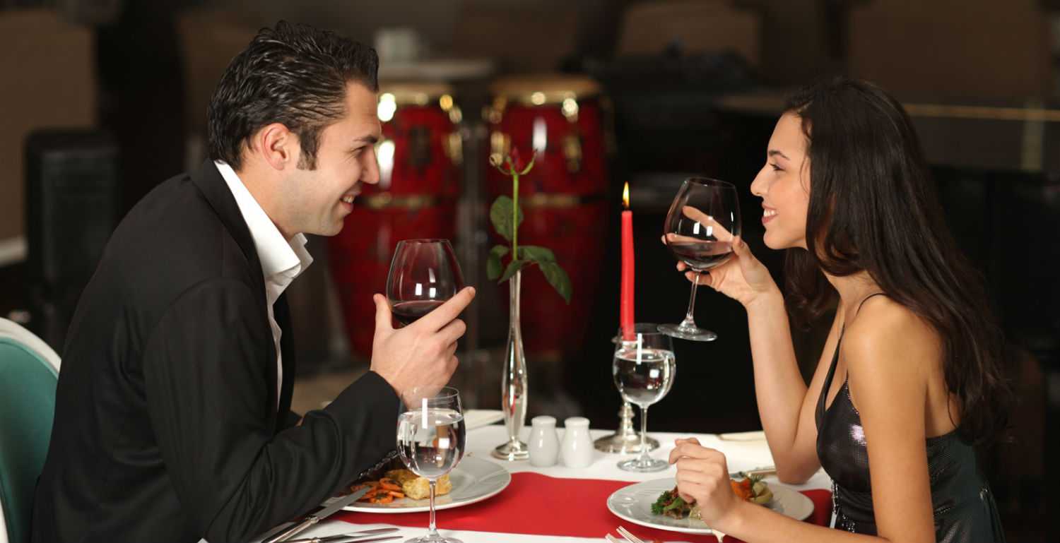 Мужчина и женщина в ресторане