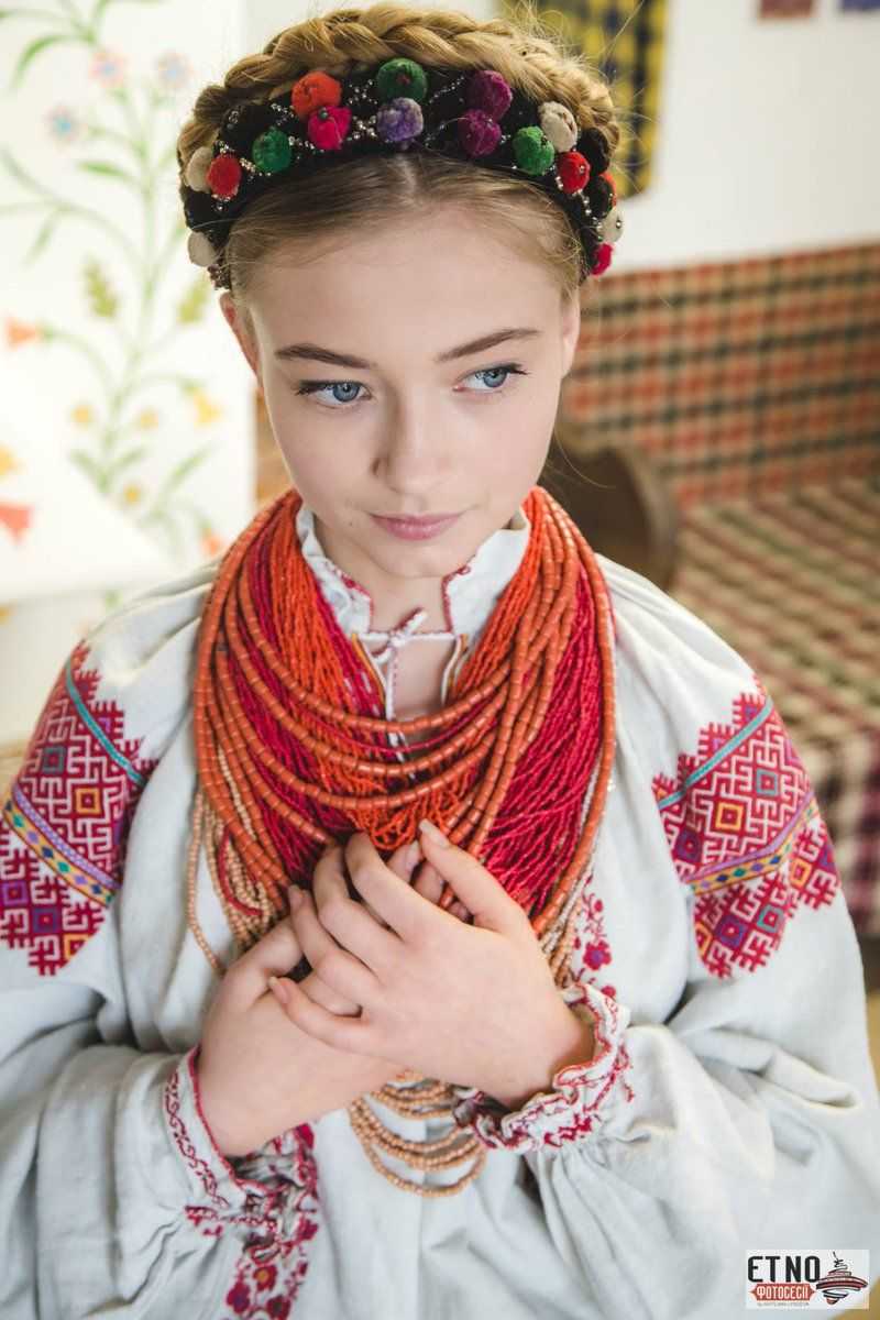 Русские народные прически: как выглядят женские славянские стрижки, фото красавиц с косой, видео, технология выполнения укладок в старинном стиле для танцев, кому они подходят, как сделать самостоятельно, плюсы и минусы, примеры знаменитостей