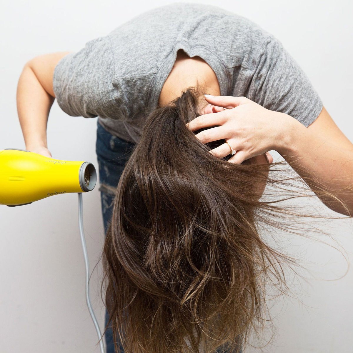 Что делать, если зимой сильно электризуются волосы?