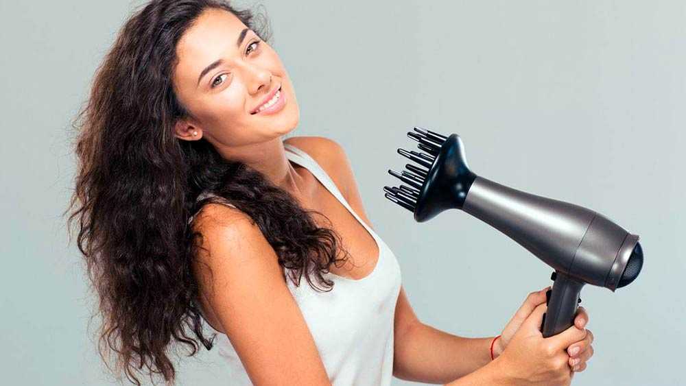 Самые распространенные ошибки: как и почему не надо сушить волосы