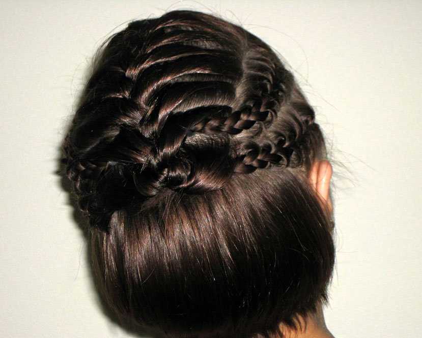 Плетение кос на короткие волосы: 10 вариантов с фото