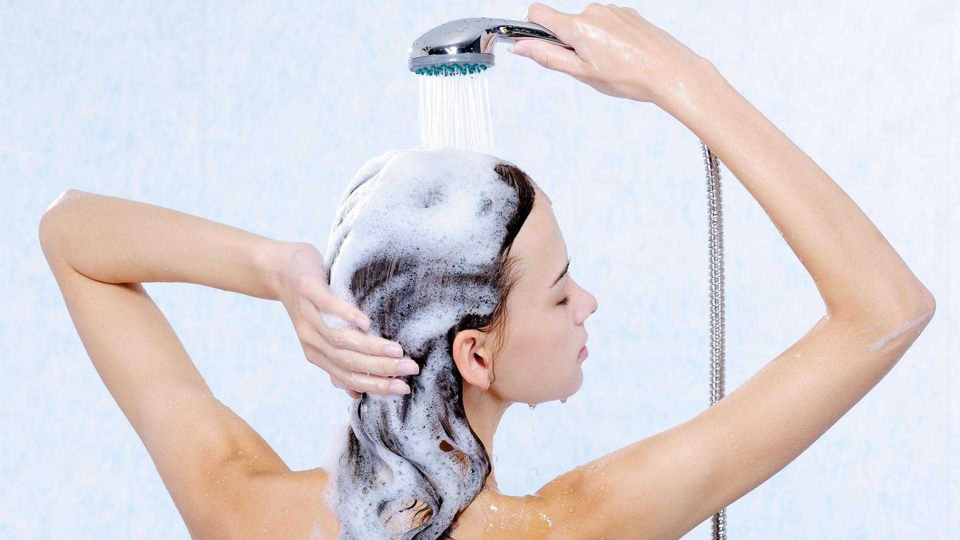 Как вымыть волосы в домашних условиях. Мытьё головы холодной водой. Мытье головы ледяной водой. В холодной воде моет голову. Hair Spa.