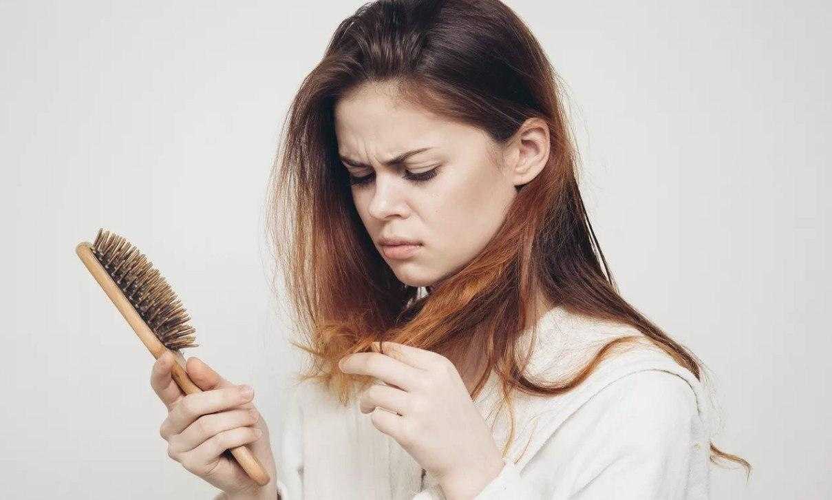 Выпадают волосы после родов: почему это происходит и как лечится?